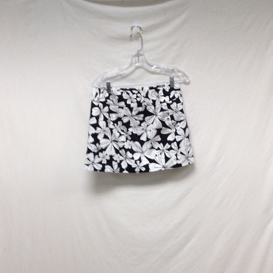New York & Company Manhattan Chino Shorts Women's Black White Floral Casual
