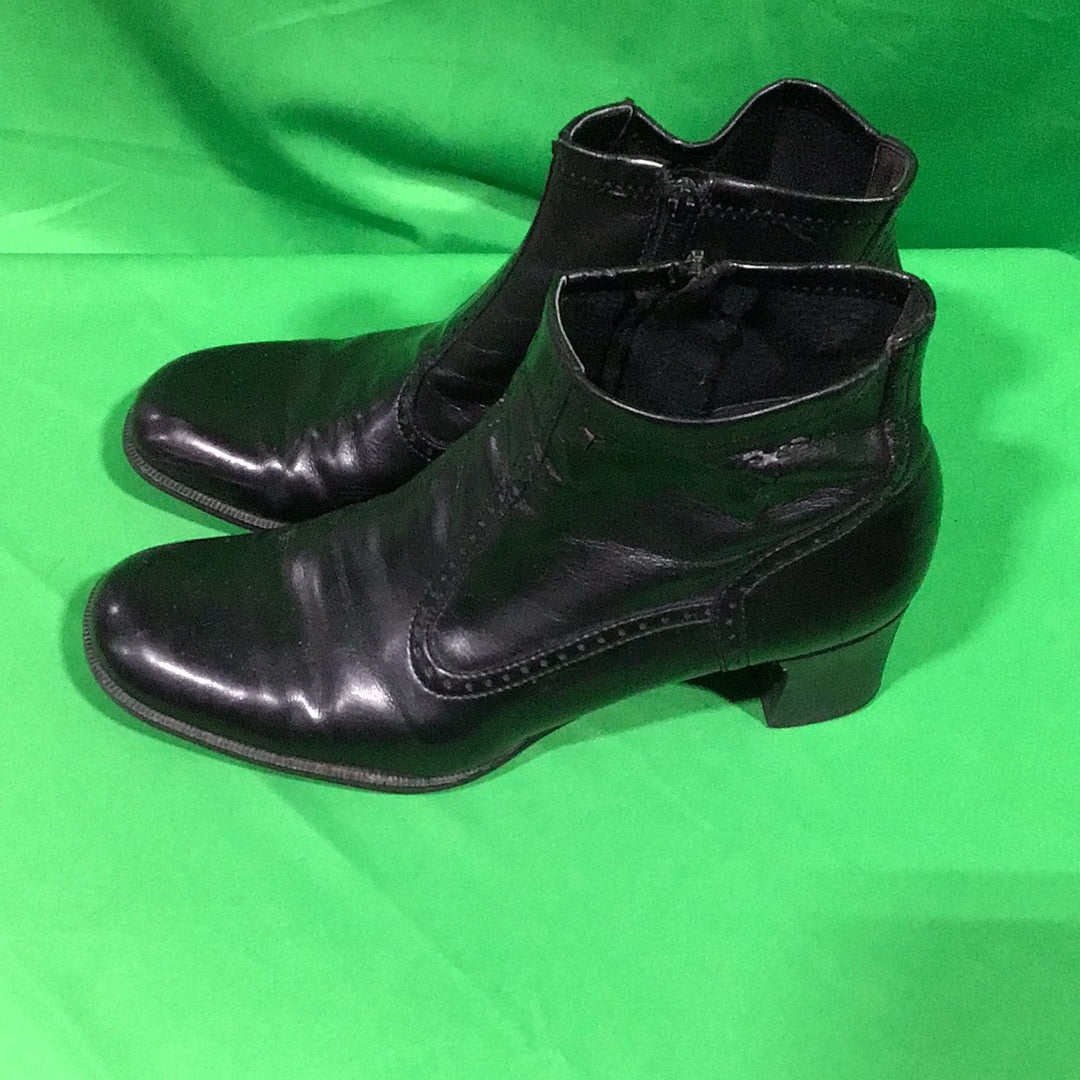 Franco Sarto Ladies Size 7 1/2 M Black Heels in Box
