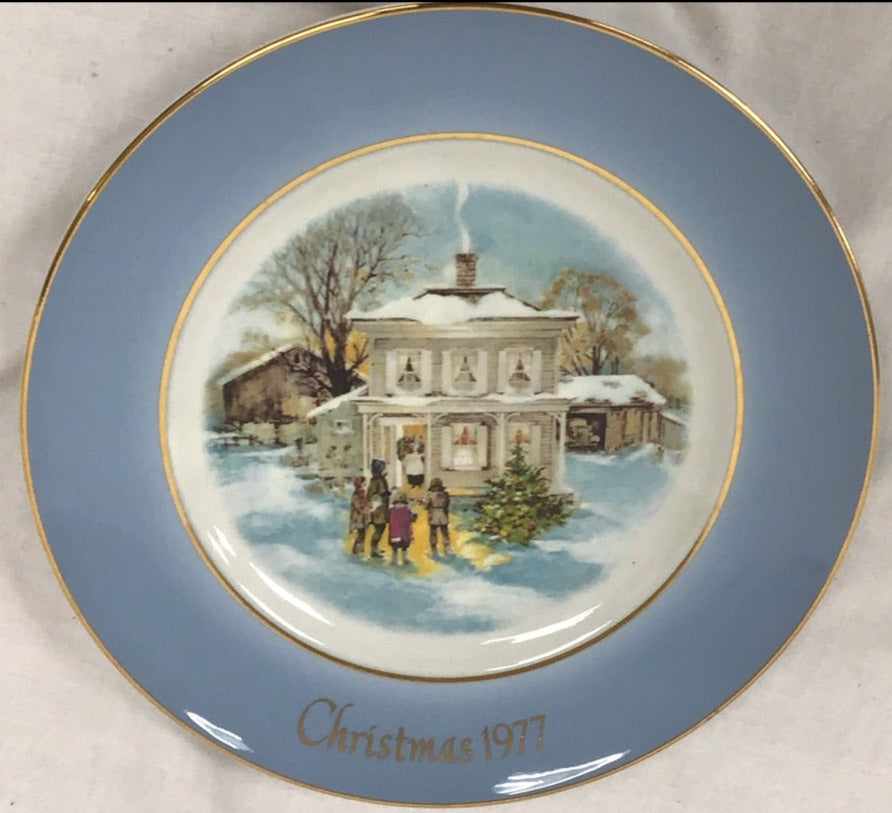 Avon Vintage 1977 Avon Christmas Plate “Carollers in the Snow”