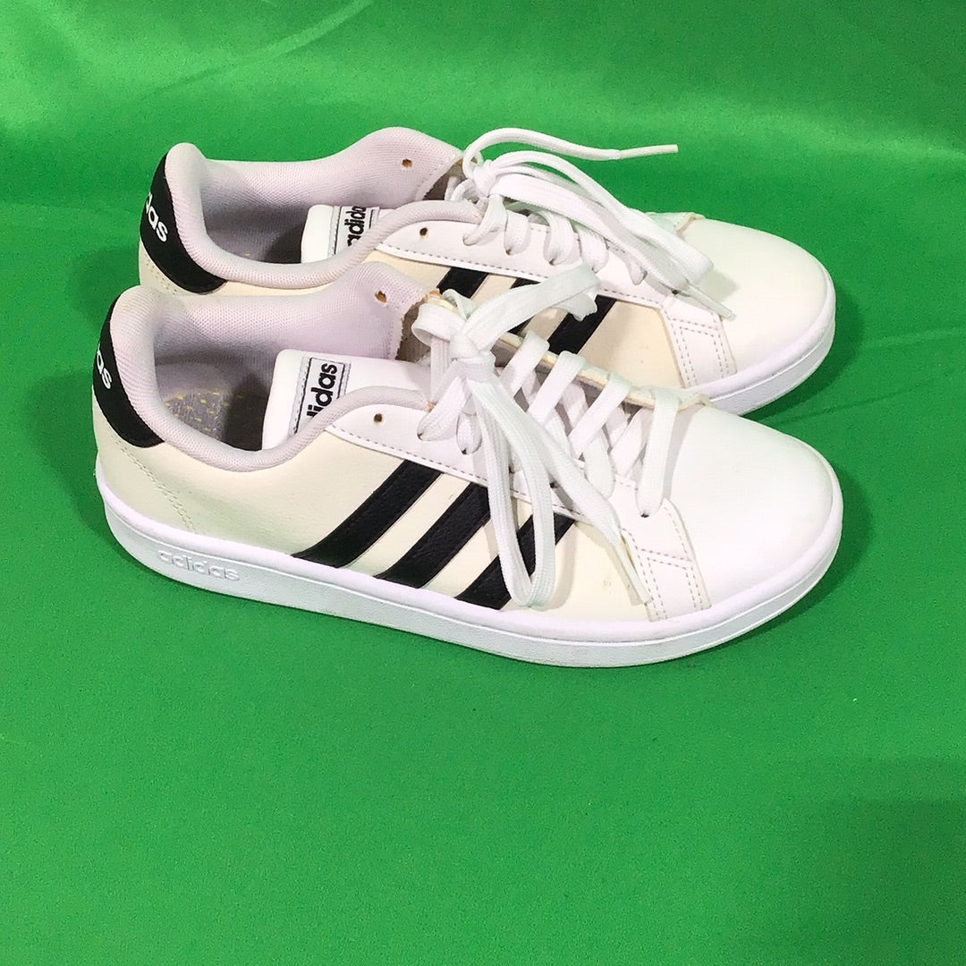 Adidas Men’s Size 6 White and Black Rubber Sneakers