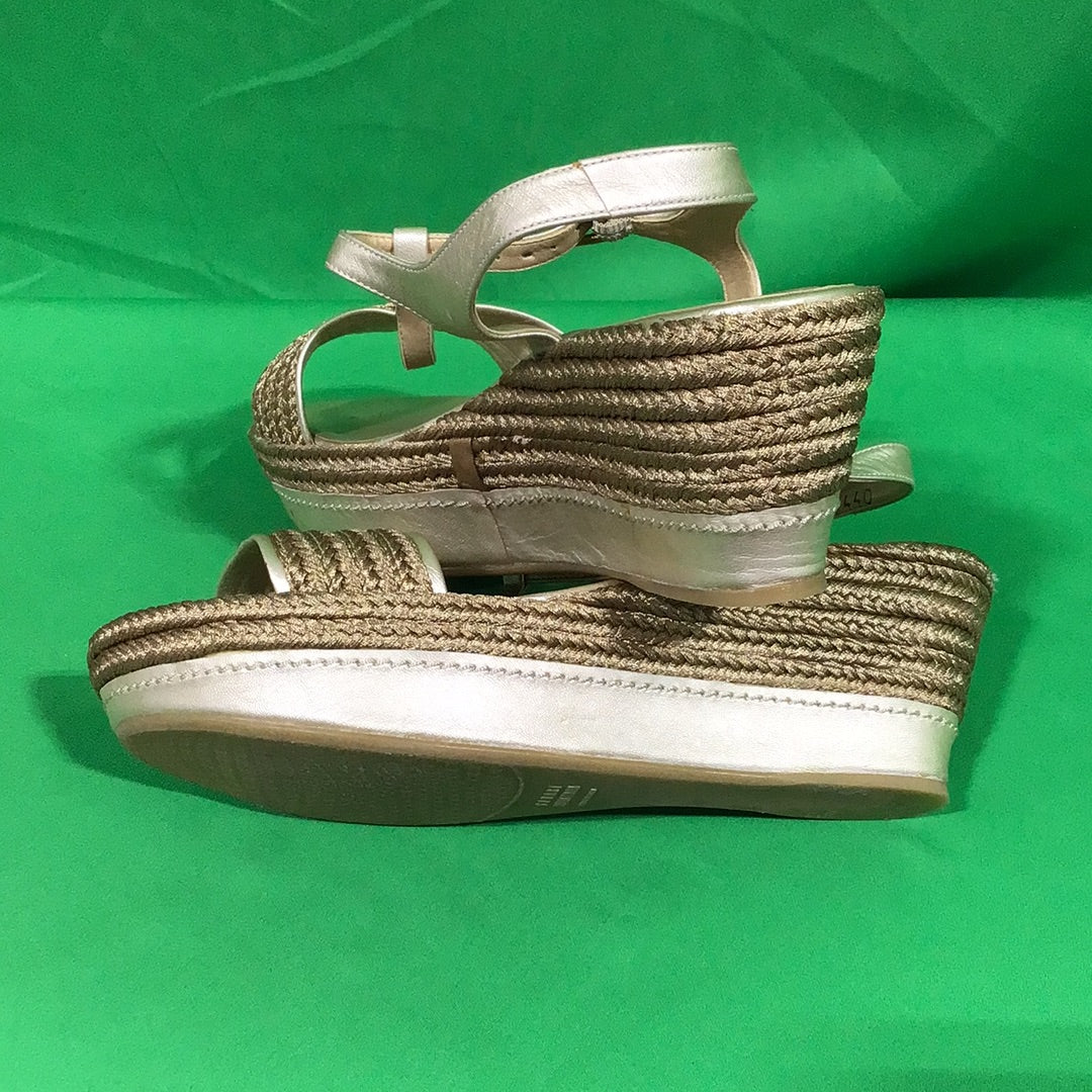Stuart Weitzman Ladies Size 7 M Gold Metallic Open Toe Wedge Shoes - In Box